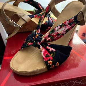 Aerosols wedge shoe with floral print size 8